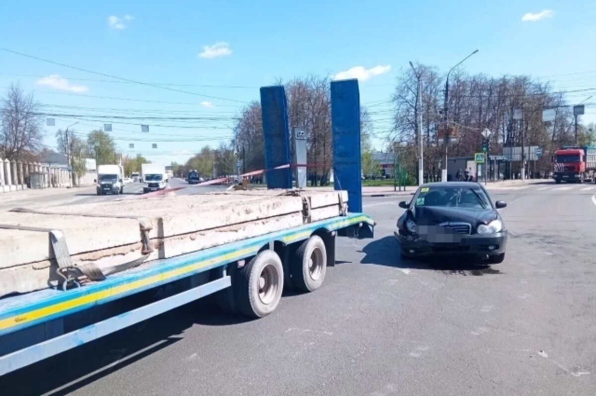 В Твери на площади Гагарина иномарка врезалась в грузовик с прицепом |  АиФ–Тверь | Дзен