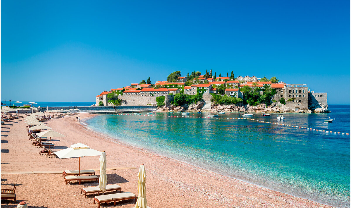 Только представьте: бирюзовая Адриатика, старинные городки с мощёными улочками, уютные кафе на миниатюрных площадях и средневековые крепости.Фото: Nikiforov Alexander / Shutterstock.com