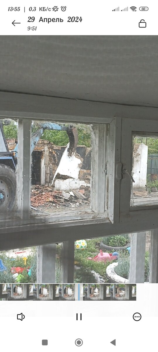 Трактор ломает стены и грузит...