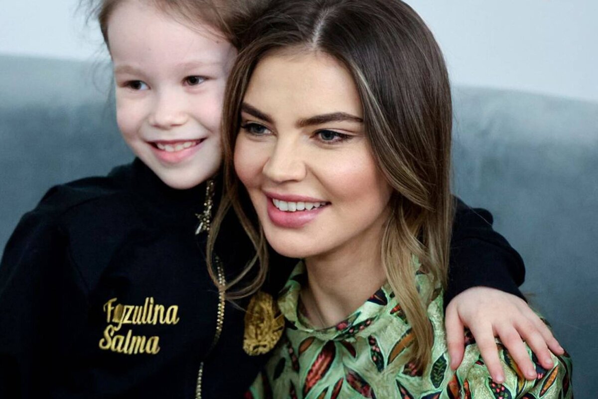     Прилетевшая в родной город Алина Кабаева поддержала гимнасток на этапе Кубка мира