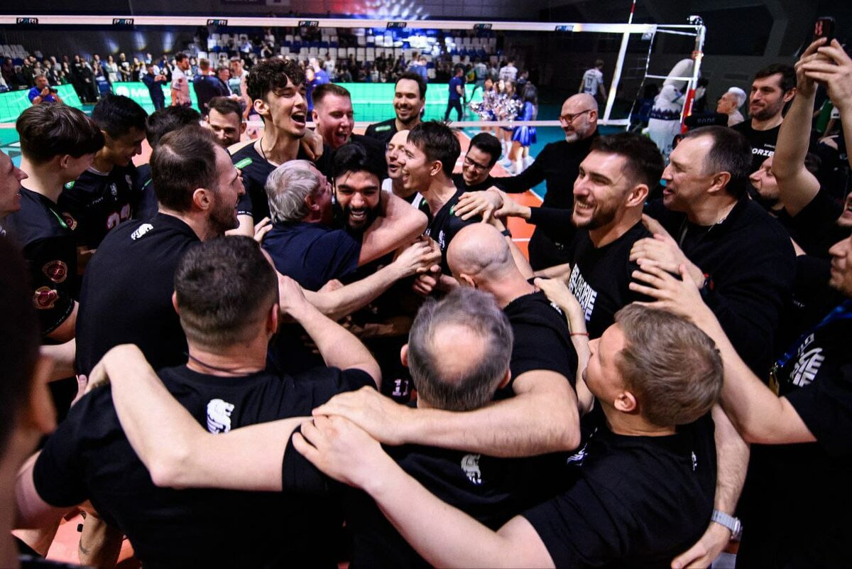 28 апреля. Новый Уренгой. "Белогорье" только что стал бронзовым призером чемпионата России. Фото: волейбольный клуб "Белогорье"