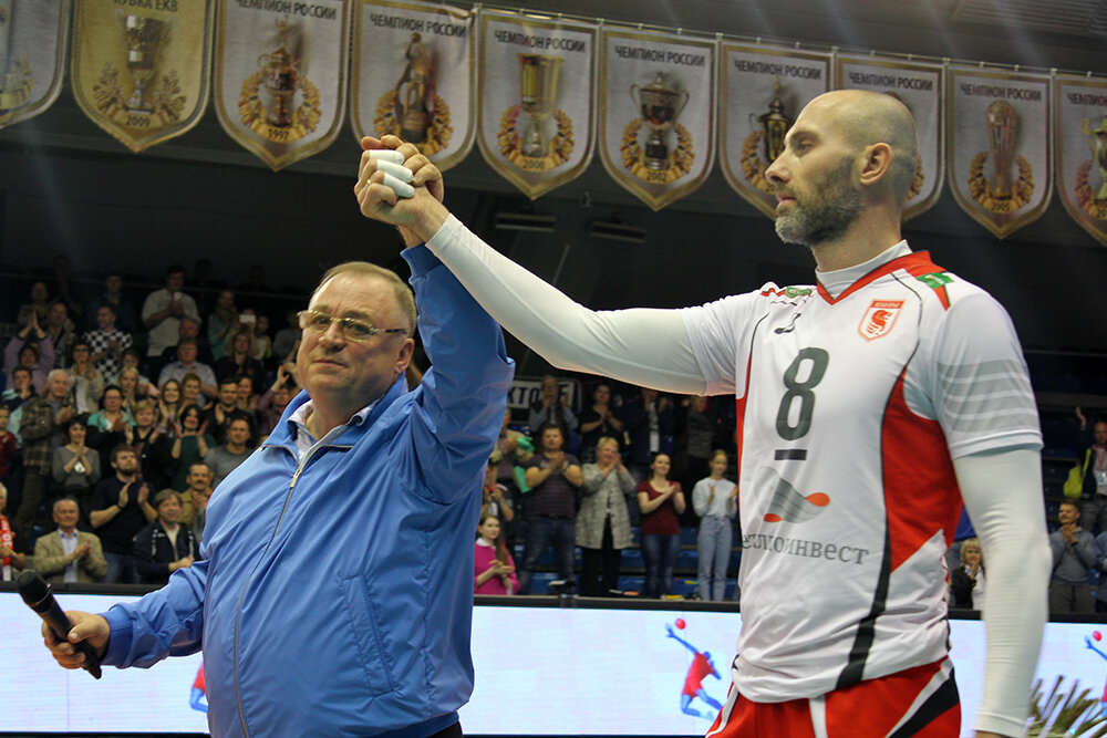 Символично, что возвращение на пьедестал совпало с юбилеем легенды белгородского волейбола Геннадия Шипулина (слева). На фото: Шипулин провожает из большой игры нынешнего президента "Белогорья" Сергея Тетюхина. Фото: go31.ru