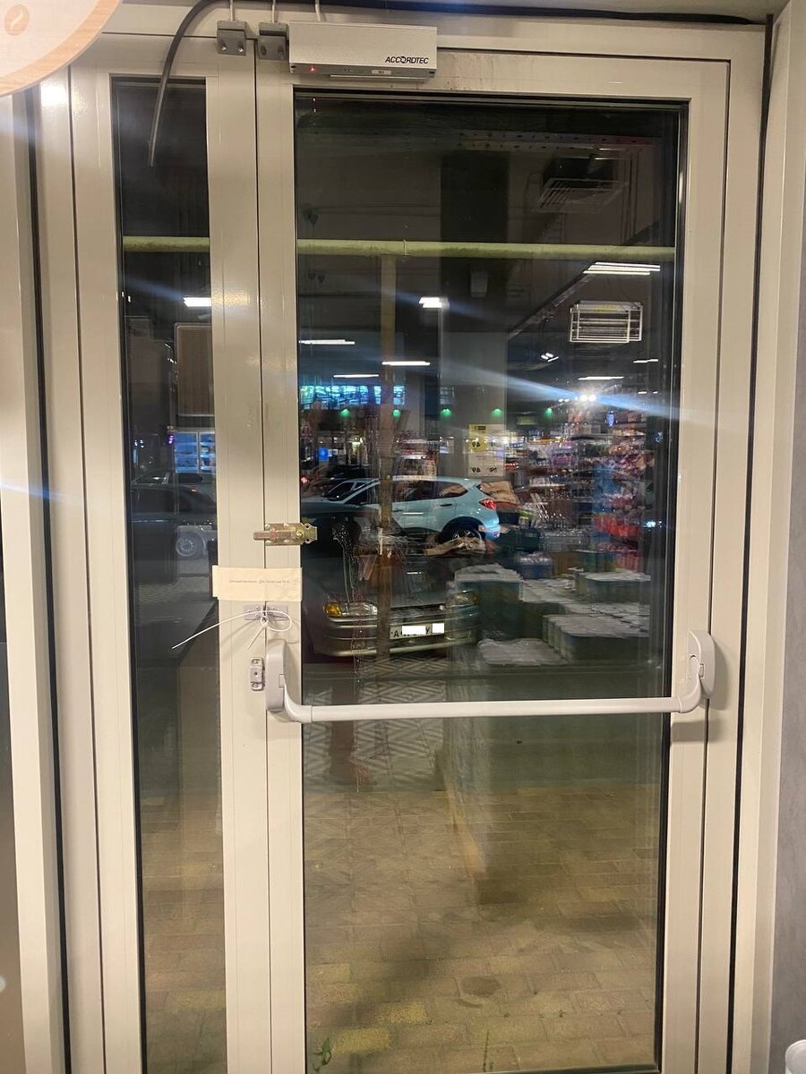 Дверь с фурнитурой антипаника закрыта на все возможные щеколды и замки