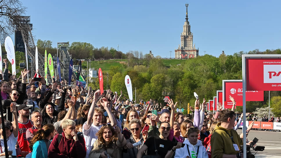    Зрители перед началом полумарафона Мария Потокина/Коммерсантъ