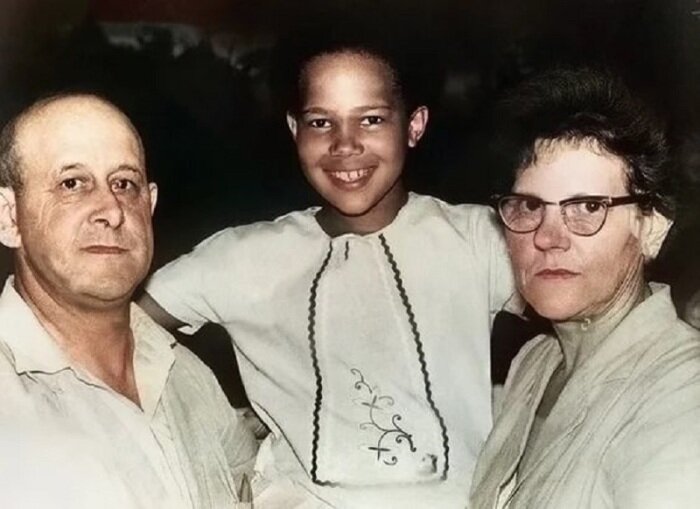  Сандра Лаинг с родителями./Фото.photolit.ru