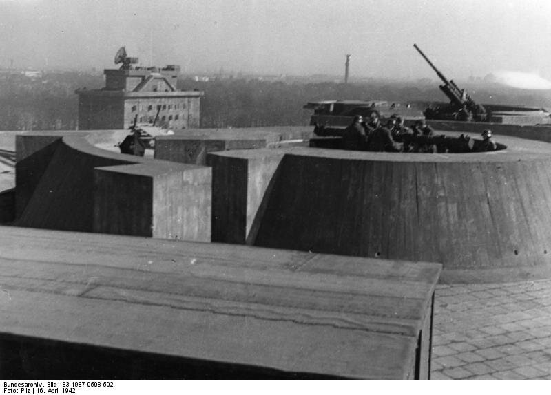 Бетонные капониры орудий на фоне башне с радаром и парка Тиргартен Берлина