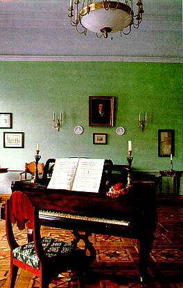 Рояль, который около 30 лет стоял у нас дома. 