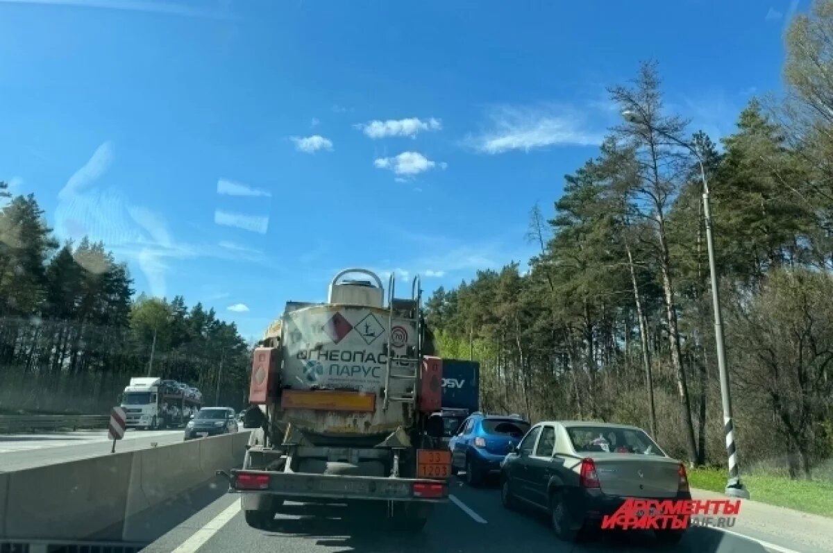    В сторону Твери образовалась длинная пробка из грузовых и легковых машин