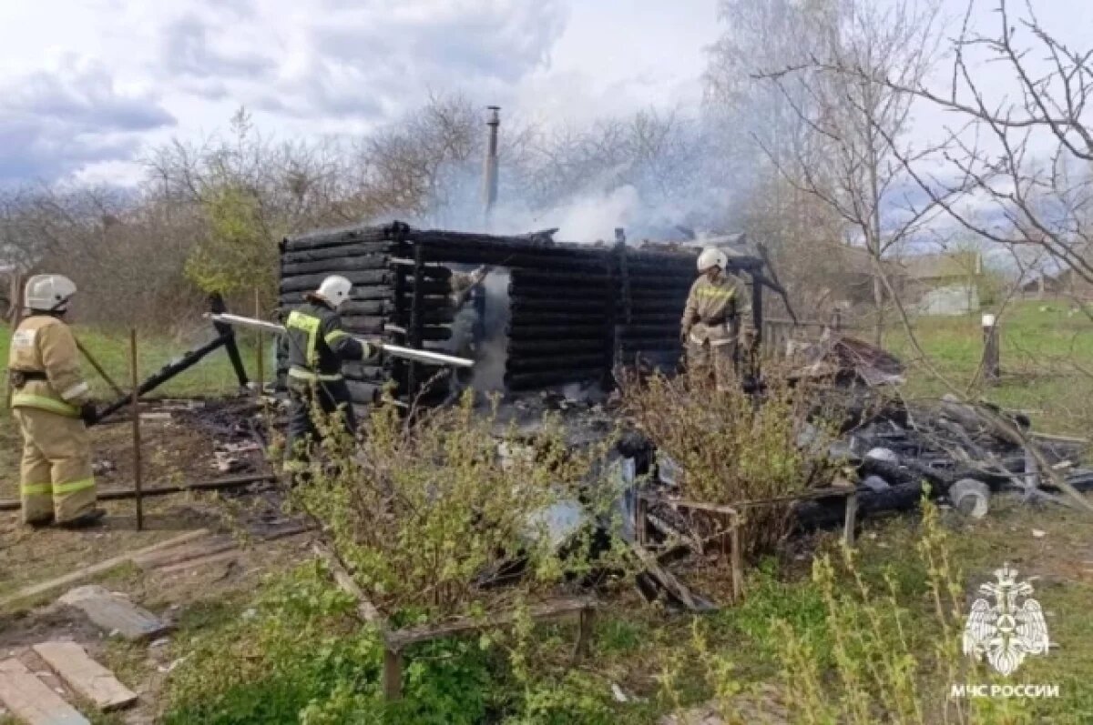    В Удомельском округе больше часа тушили горящую баню