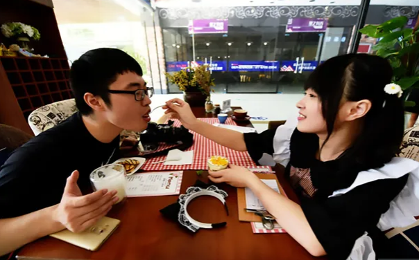 Китайская мейдочка кормит с ложечки китайского клиента. Импортозамещение произошло!