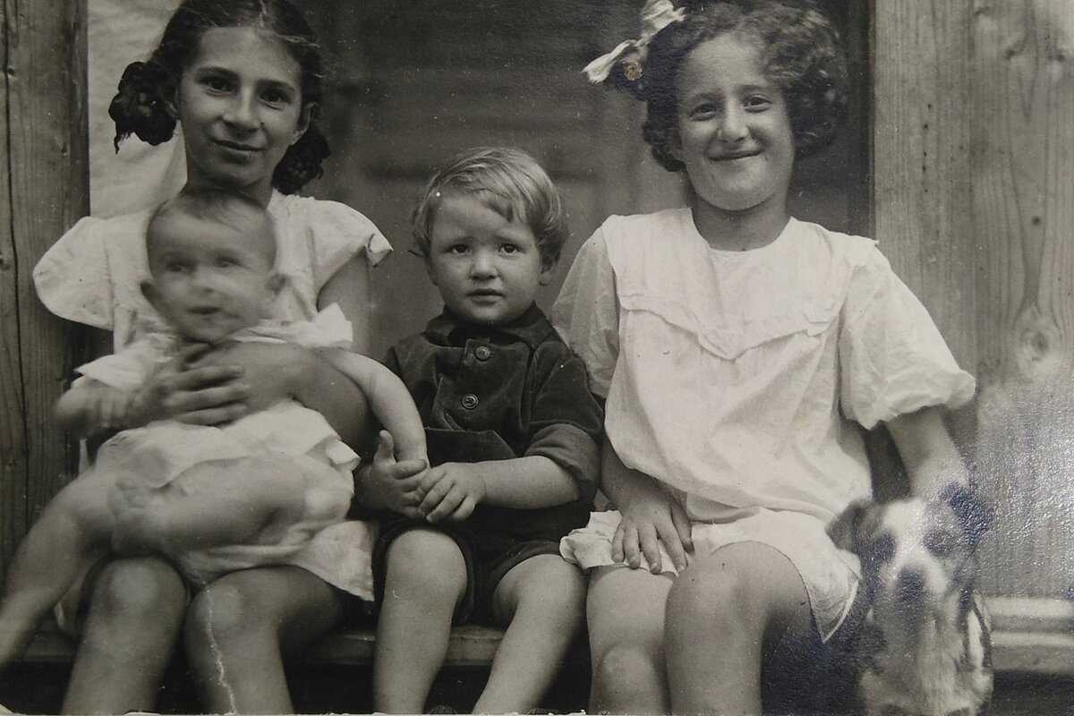 На этом фото мои двоюродные сёстры и брат. Они сидят на крыльце ещё не достроенного дома. С малышкой на руках Юля - дочь хозяев дачи. Малышка - ещё одна моя кузина, дочь другого дяди. Рядом мой кузен и кузина приехавшие из Свердловска погостить. Это дети ещё одних тёти и дяди. Фотография сделана в 1940 году, до войны.