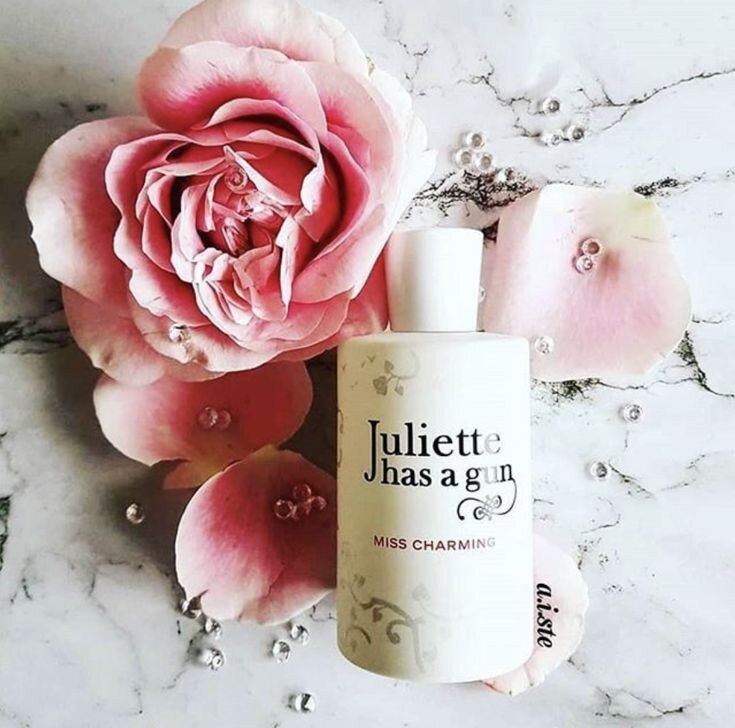 Роза, личи, лесные ягоды, мускус, клубника. 