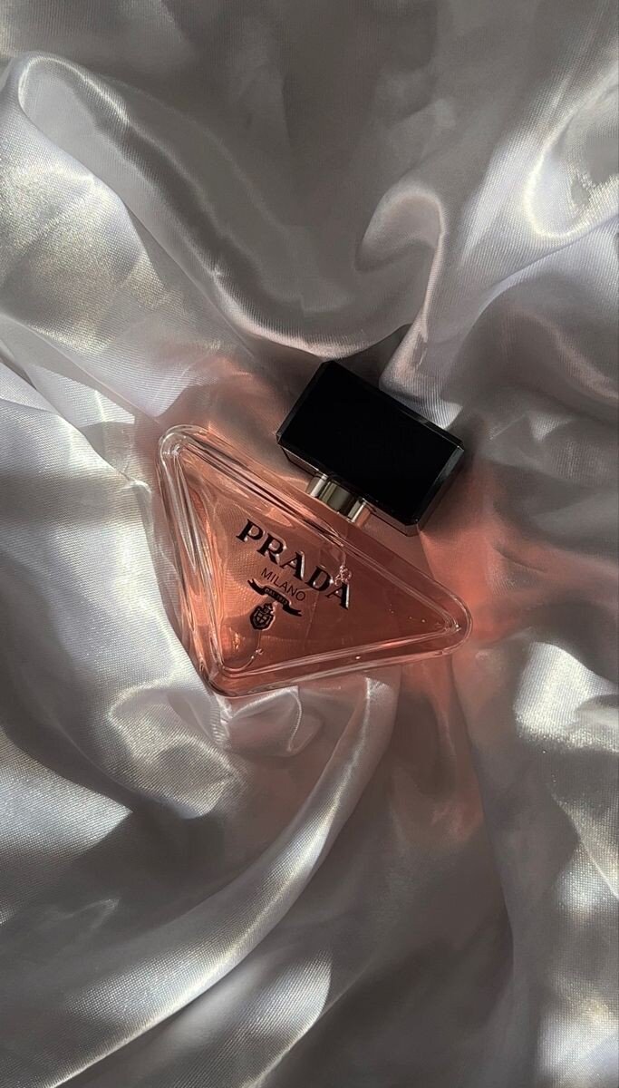 Верхние ноты: Груша, Танжерин и Бергамот; средние ноты: Цветок апельсина, Эссенция нероли, Нероли и Жасмин Самбак; базовые ноты: Бурбонская ваниль, Амбра, Белый мускус и Бензоин.