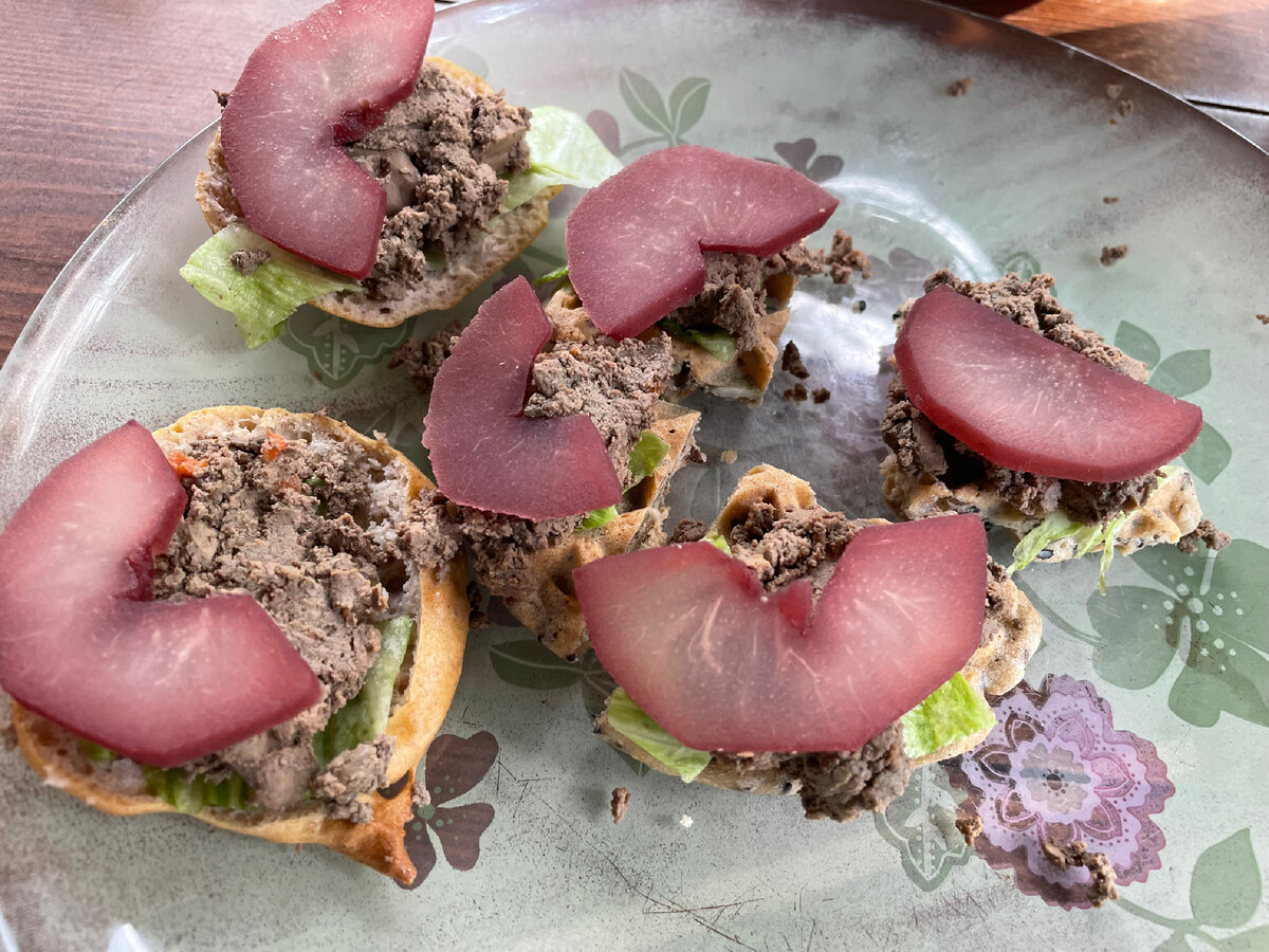 Вафли с паштетом из куриной печени