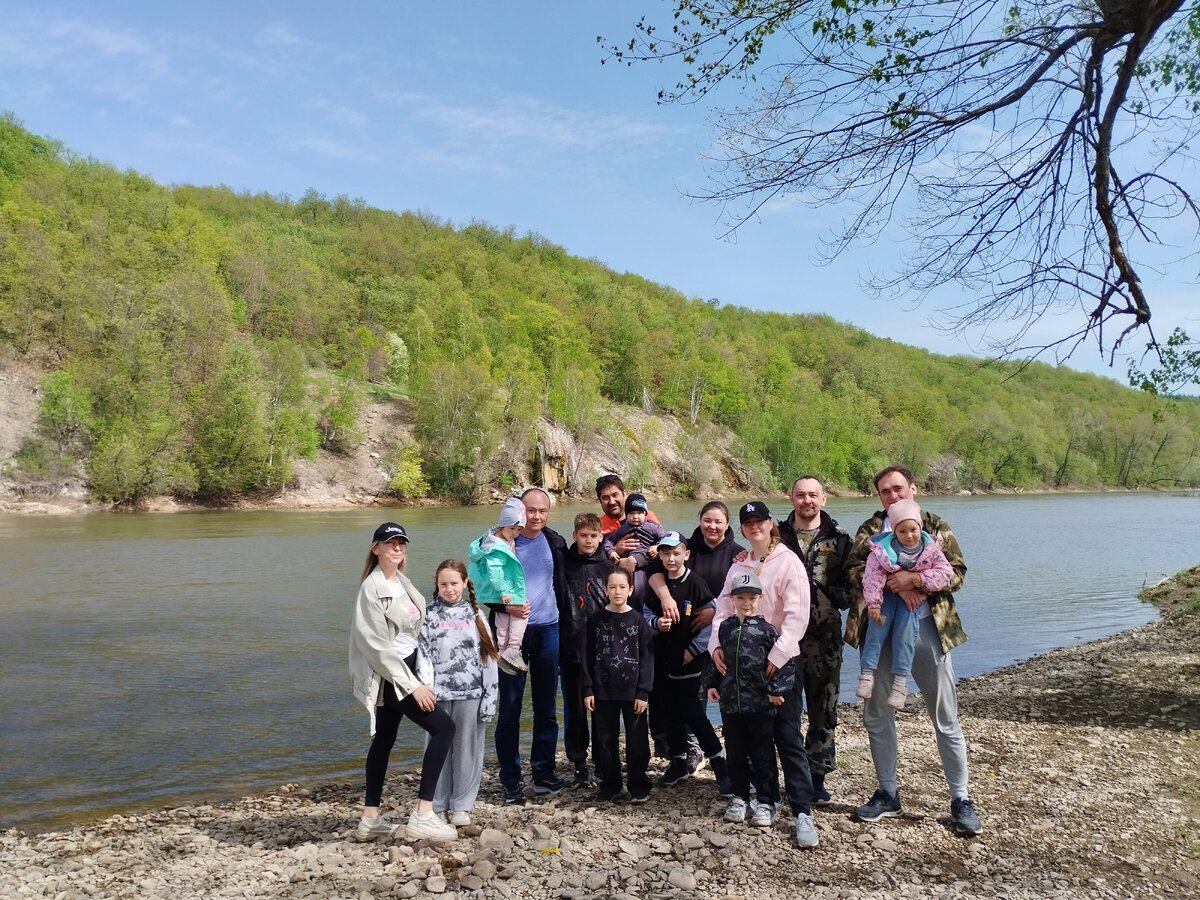 Пляж у р. Инзер, водопад за нашими спинами. 