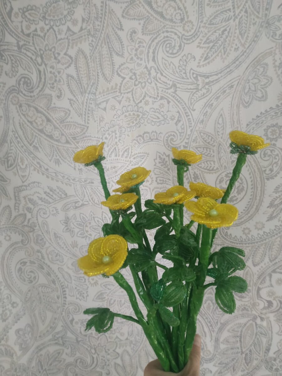  Бисер белый, жёлтый  и зелёный .  Бусинки для серединки .  Гель для покрытия.  Зелёный скотч.