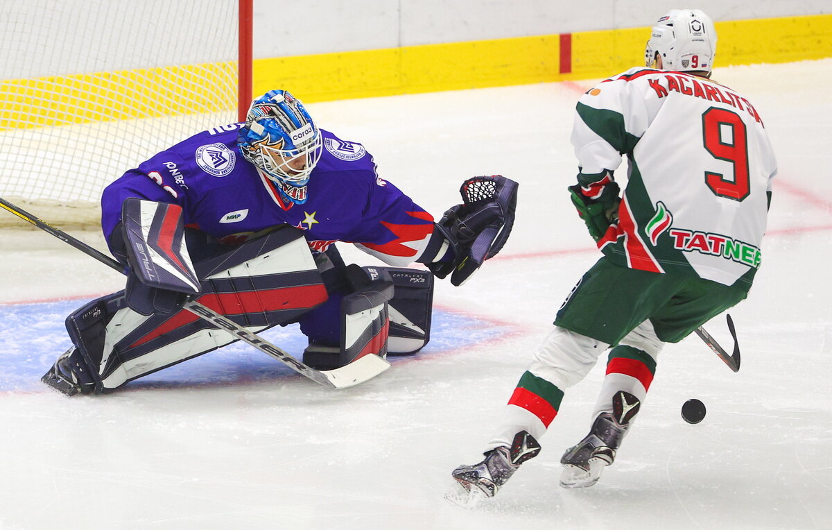    Вратарь "Металлурга" Илья Набоков и нападающий "Ак Барса" Дмитрий Кагарлицкий  Егор Алеев/ТАСС