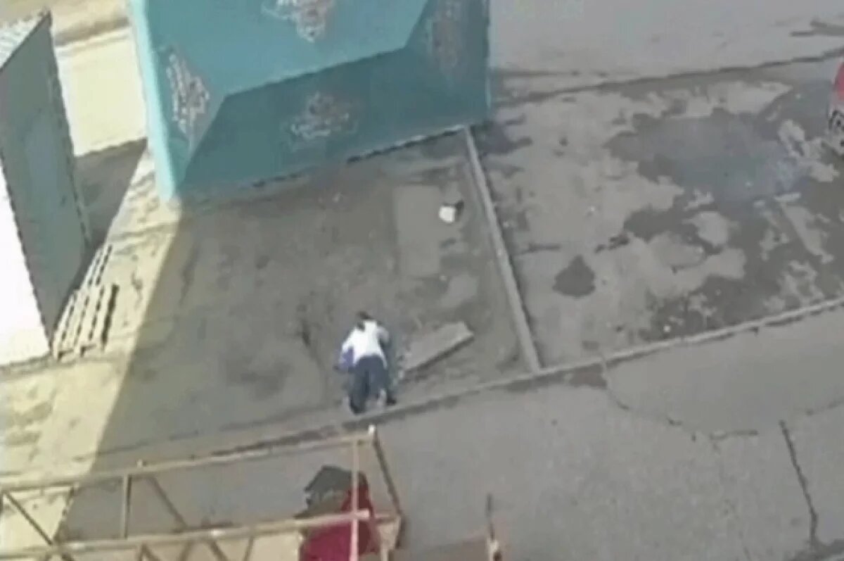    В Омске снесенная ветром палатка сбила с ног женщину