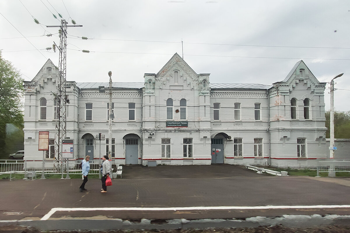 Несмотря на то, что поселок Эльтон относится к Волгоградской области, добраться до него из Волгограда поездом невозможно. Зато можно доехать из Астрахани или Махачкалы.