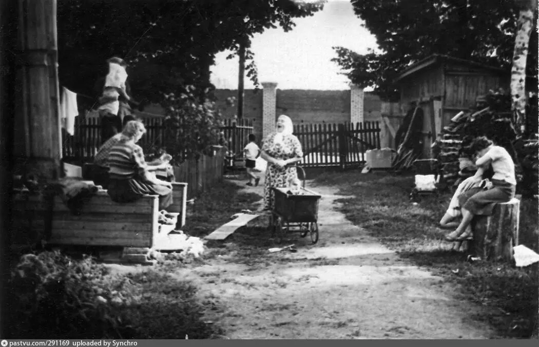 Жизнь в Малаховке. Внутренний дворик дома (8х12м) на четыре семьи. У каждой отдельный вход. 1956 год. Из архива  Synchro.