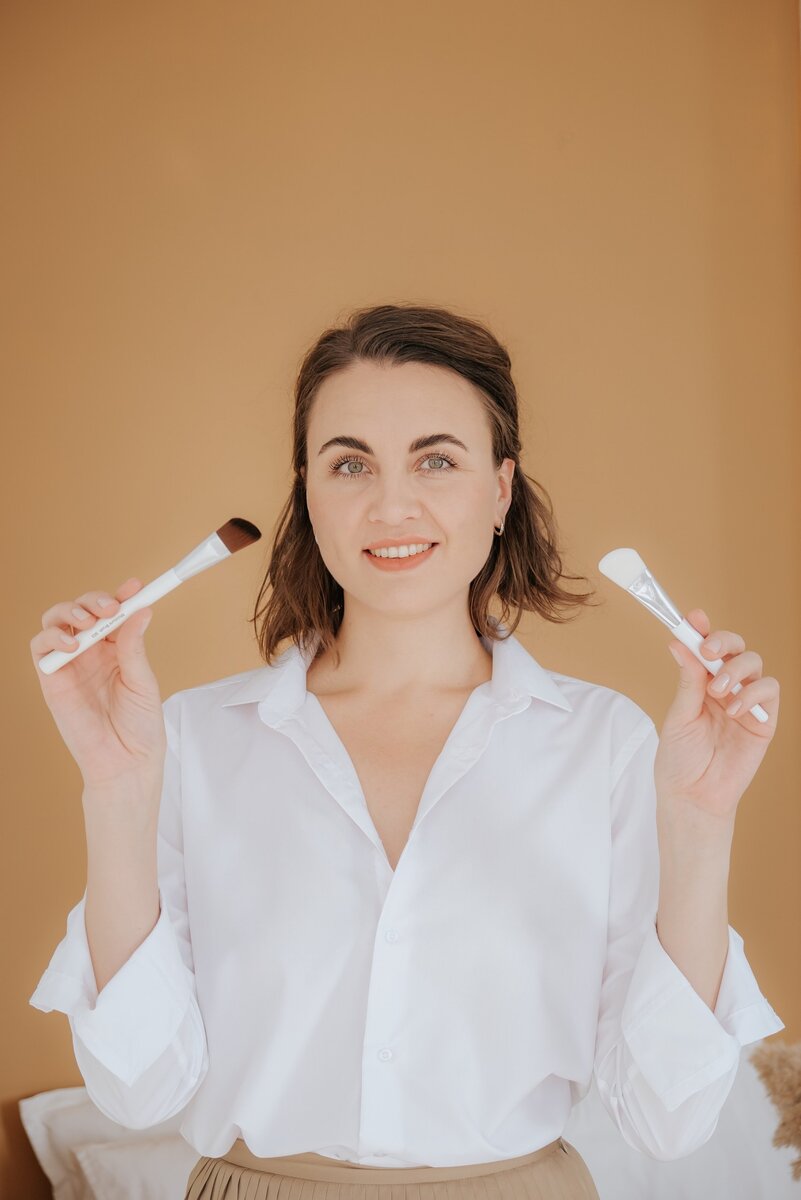 Это я - Настя Малахит, мне 36 лет )) У меня двое детей, и я - эксперт по космецевтике с десятилетним стажем