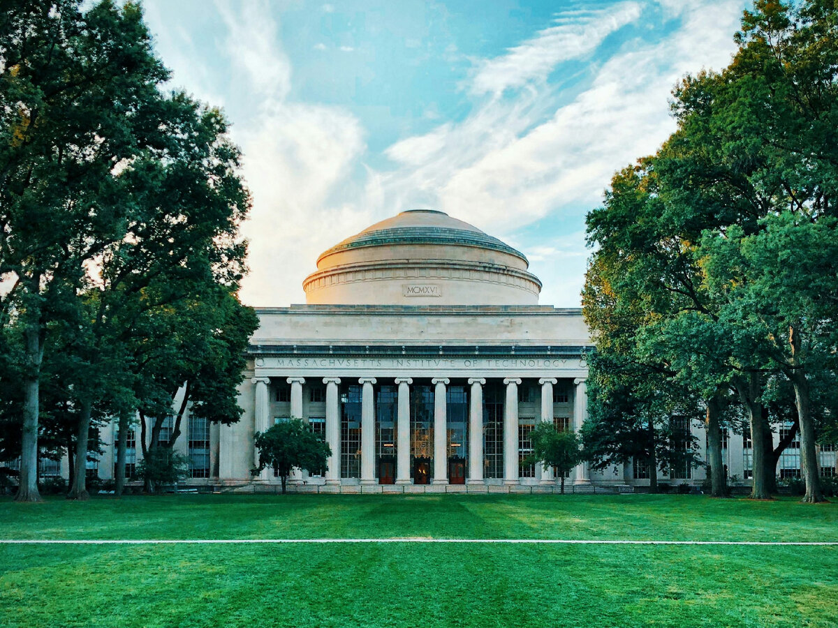 MIT, здесь проводятся исследования в таких сферах как астрофизика, экспериментальная физика ядра и элементарных частиц и физика плазмы. Фото с Unsplash.