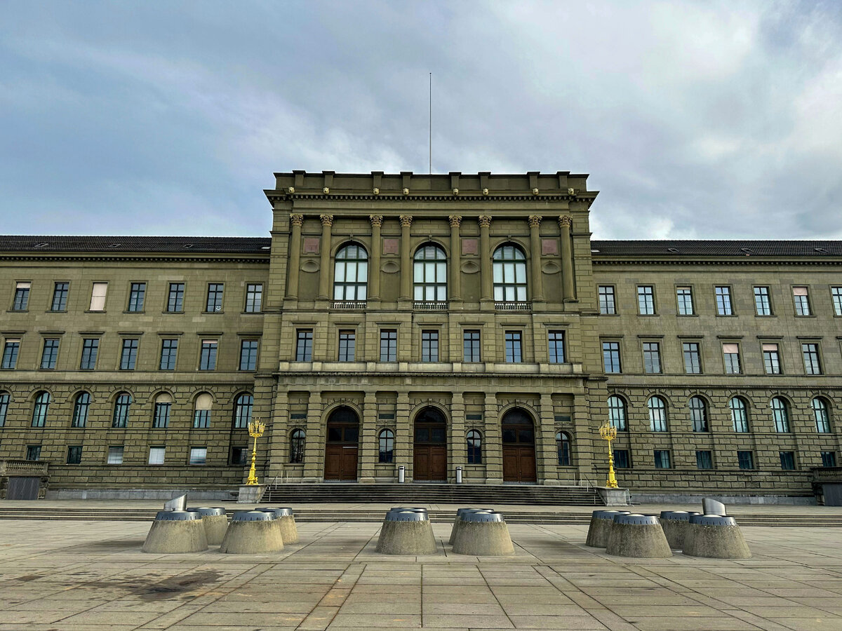 ETH Zurich, его известный выпускник — физик-теоретик Альберт Эйнштейн. Фото с Unsplash.