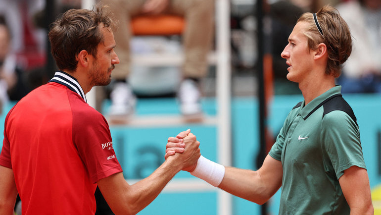    Даниил Медведев и Себастьян Корда. Reuters