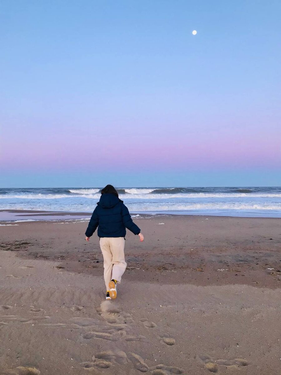 Это я бегу на первую встречу с Тихим океаном