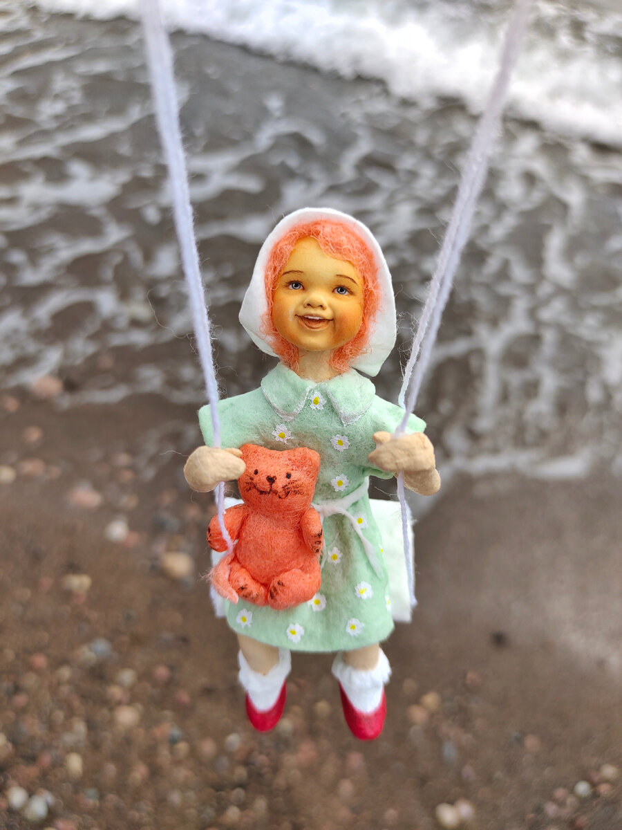 Ватная игрушка Девочка на качелях 