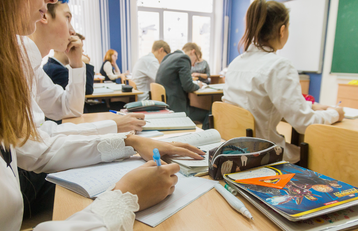 В соответствии с законом об образовании в России, начальное и основное общее образование являются обязательными, учеба в 10-11 классах — добровольной.-2