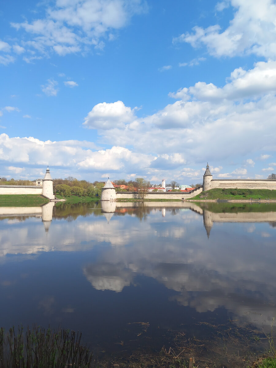 Вид на кремль с берега реки Великая