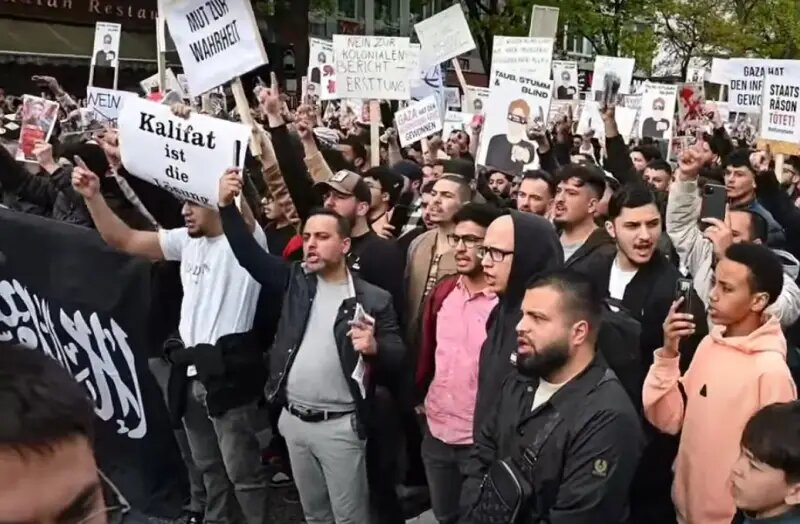 Миграционная политика в Германии приносит ожидаемые результаты. Впервые в истории ФРГ в Гамбурге прошла массовая демонстрация мусульман с призывами создать в стране халифат.