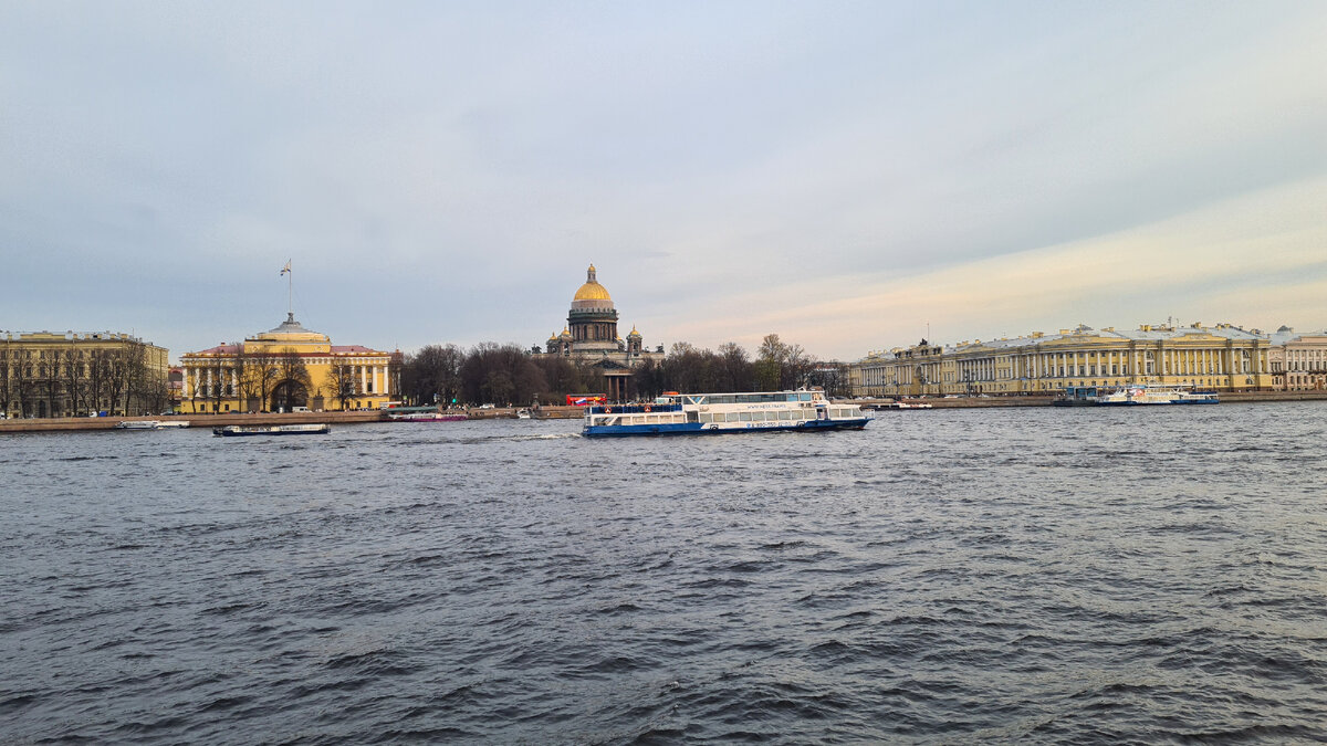 Фото  тех времен я не нашла, так что любуйтесь видами красивого Петербурга)