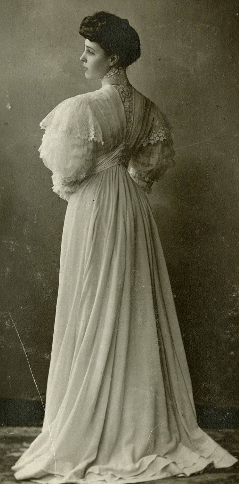 Ольга в платье выпускницы пансиона благородных девиц. 1905 г