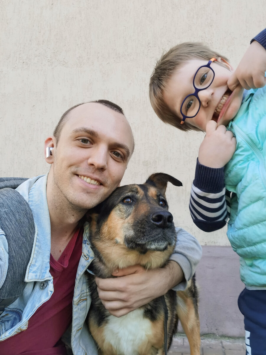 Нас с Черешней сегодня сопровождали Гриша и Аня, за что им огромное спасибо! Найти машину в праздничные дни – проблема. Хорошо, когда в друзьях есть два бездельника))