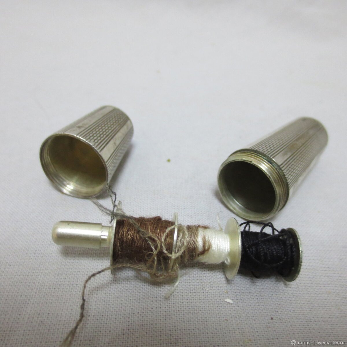 Набор состоит из наперстка, челнока и ниток. Серебро 800 проба.