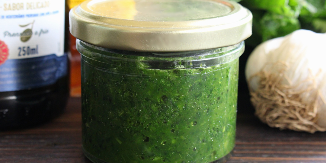 Домашний соус из кинзы с чесноком и мятой