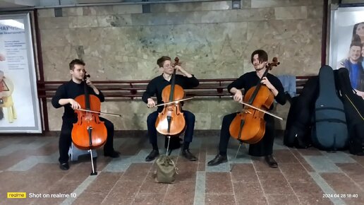 Мировые хиты в исполнении трио виолончелистов в пешеходном переходе в Минске
