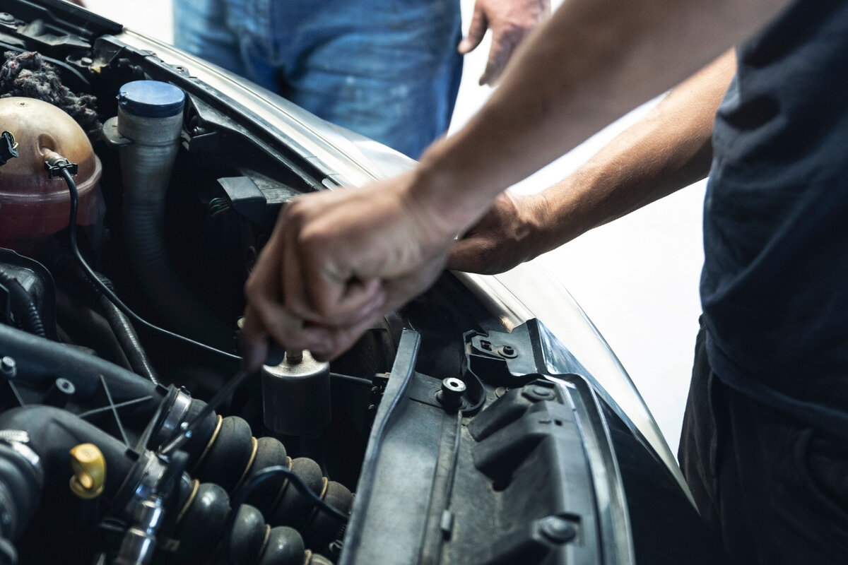 Индикатор низкого давления масла на приборной панели - серьезный сигнал, который нельзя игнорировать. Узнайте, почему падает давление масла, к каким последствиям это может привести, как экстренно реагировать на эту проблему и что делать для ее устранения. Подробная инструкция, советы по диагностике и профилактике от экспертов, позволяющие защитить ваш двигатель от дорогостоящего ремонта.