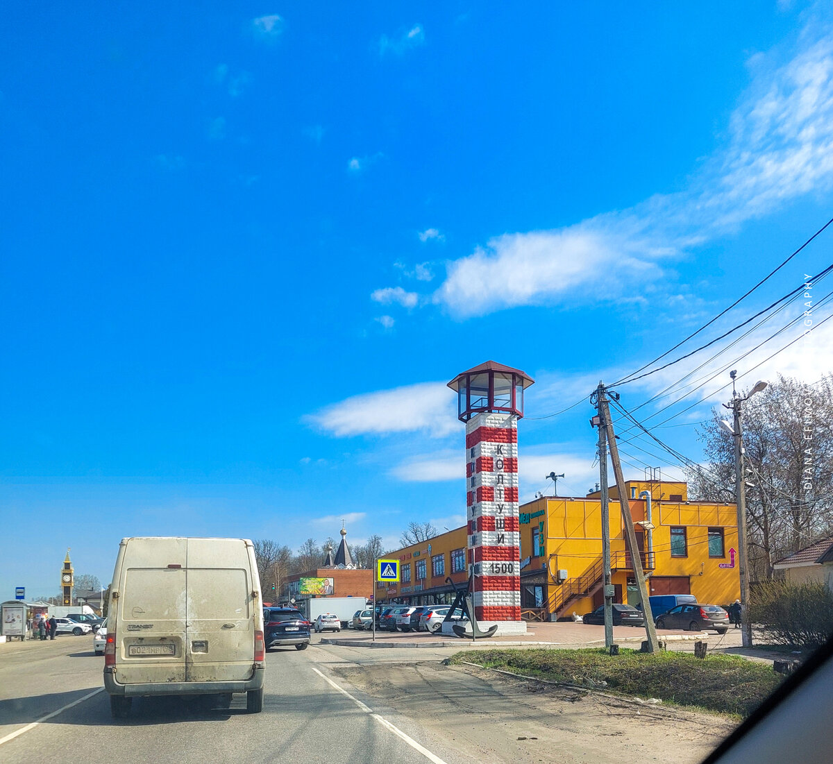 На въезде в Колтуши. Уже видна декоративная пожарная каланча (или это маяк, но где море?) и Биг Бен