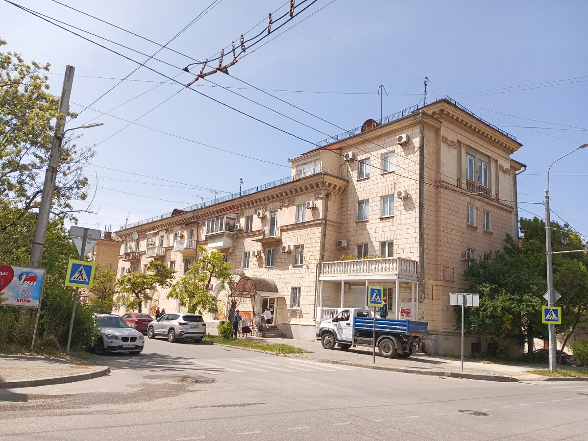 по центру