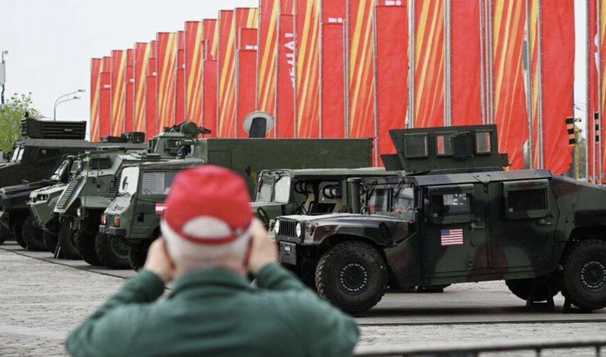 Среди военной техники - британские автомобили, немецкие танки и американские артиллерийские орудия © МО РФ 