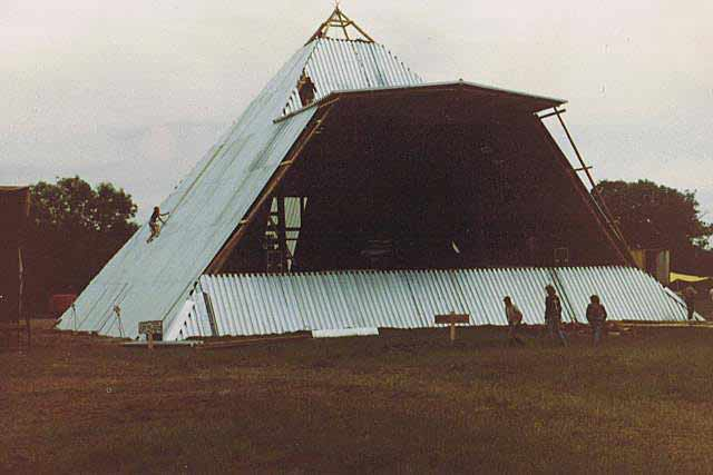 Строительство новой сцены. Источник фото https://www.ukrockfestivals.com/glastonbury-festival-1981.html