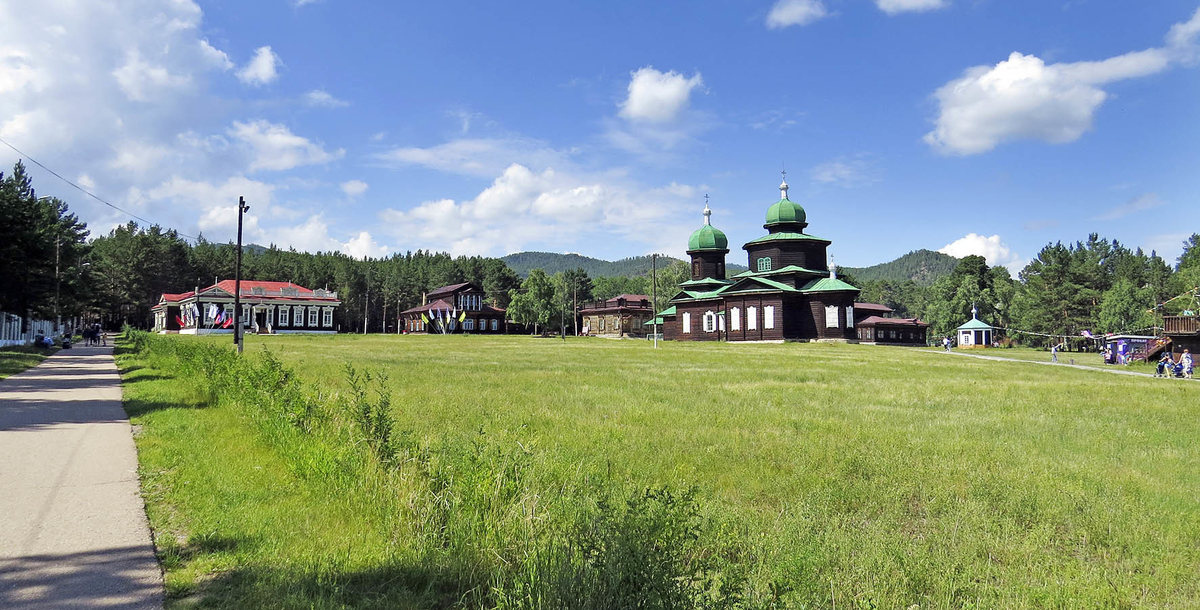 Ворота Верхней Берёзовки, музея деревянного зодчества на окраине Улан-Удэ, приводят на огромную поляну, где явно устраивают какие-нибудь праздники, гуляния, ярмарки.
