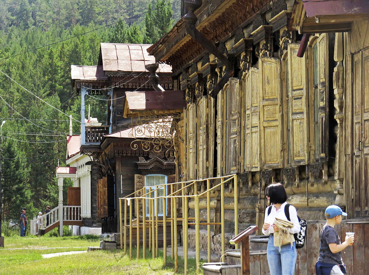Ворота Верхней Берёзовки, музея деревянного зодчества на окраине Улан-Удэ, приводят на огромную поляну, где явно устраивают какие-нибудь праздники, гуляния, ярмарки.-2