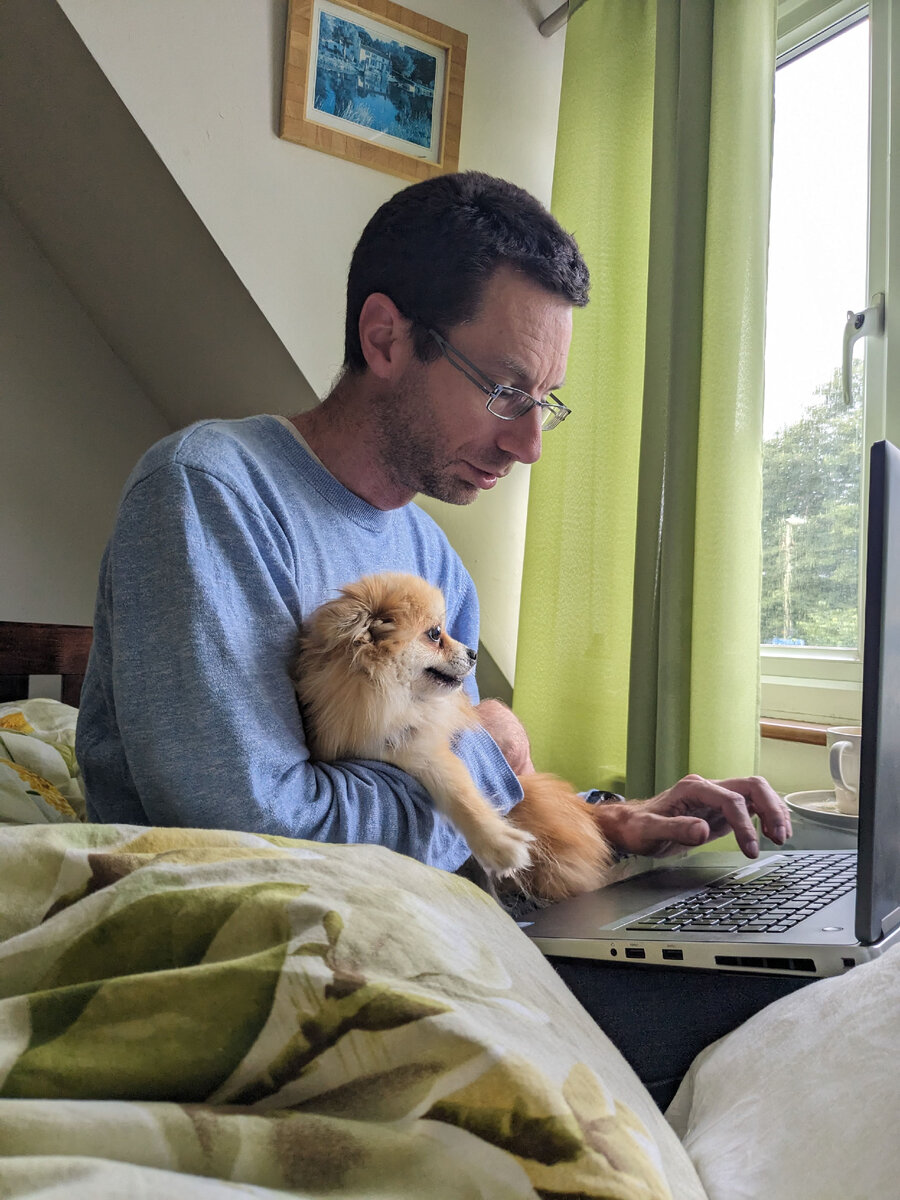 Пеппи уверена, без неё работа не работается. Фото из личного архива 