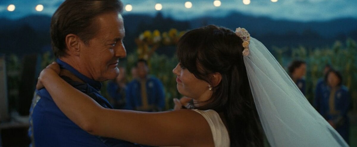 Люси Маклин и её отец, ради спасения которого она покидает Убежище 33 