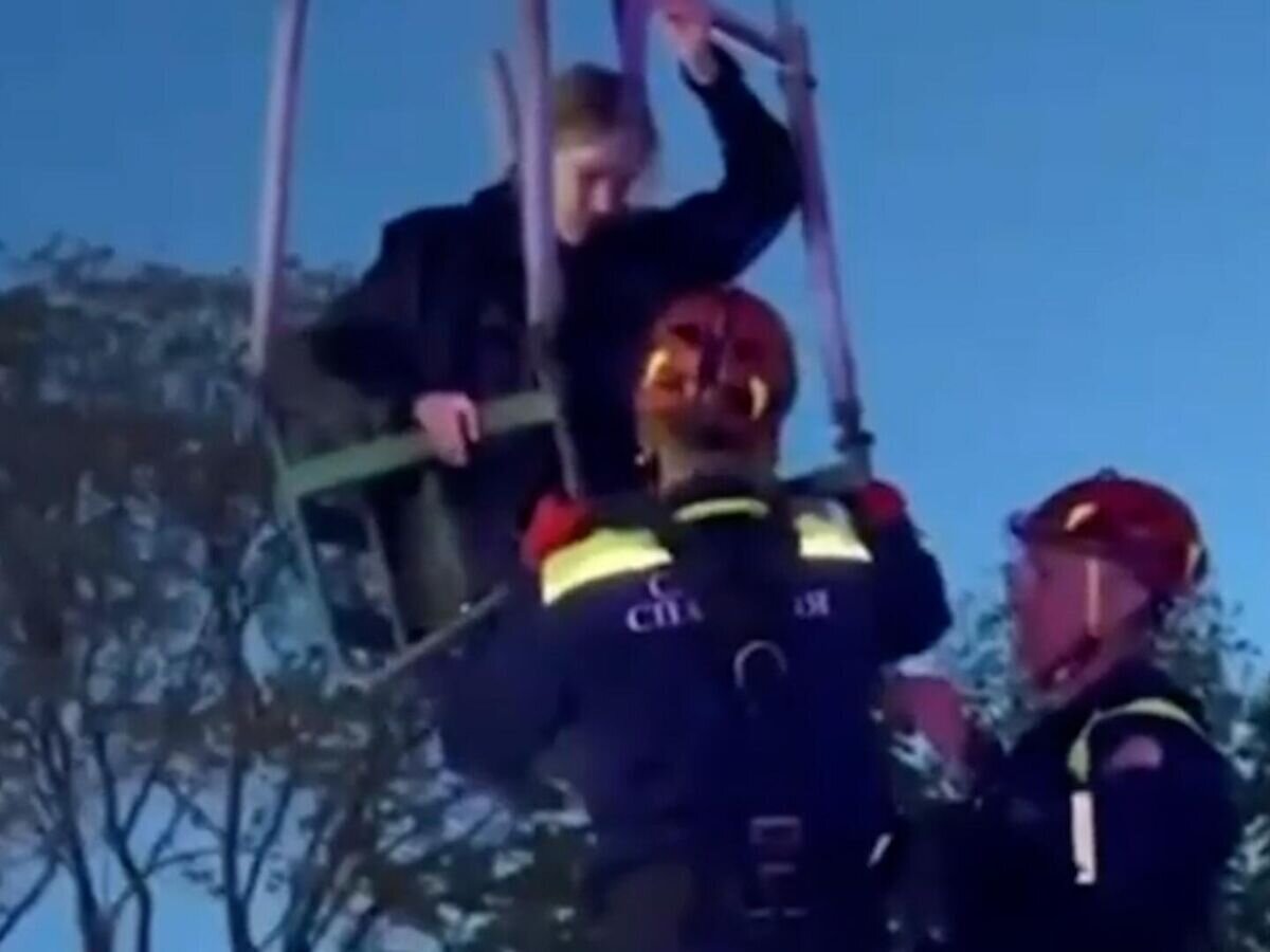    Спасатели сняли с карусели в Туле 16 человек. Видео МЧС России© mchs_official