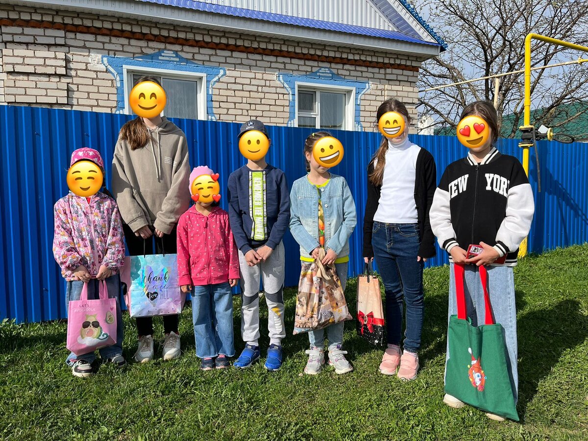 Вот дети собрались идти за яйцами. Фото моей коллеги.